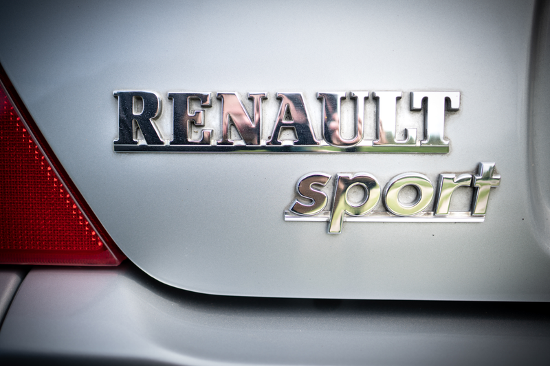 Illustration for article titled The Mid-Engine 2001 Renault Sport Clio V6 Is Just As Unreal As You Imagine